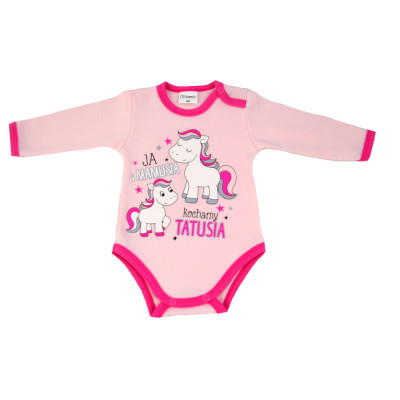 Body niemowlęce dł. rękaw napis  JA I MAMUSIA KOCHAMY TATUSIA ( BLADY RÓŻ )