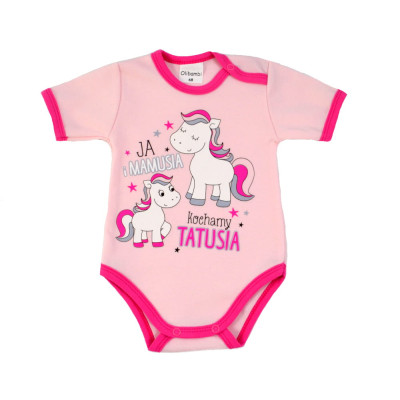 Body niemowlęce kr. rękaw napis JA I MAMUSIA KOCHAMY TATUSIA  ( RÓŻOWY )